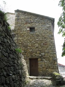 classica facciata di una casa in pietra