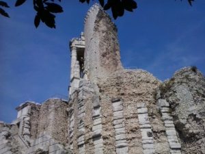 monumento romano costruito con pietre e legante come avviene nel caso delle case in pietra 