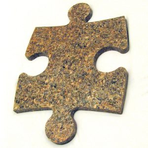 tessera di puzzle in pietra per spiegare il gioco di incastri delle pietre del muro a secco
